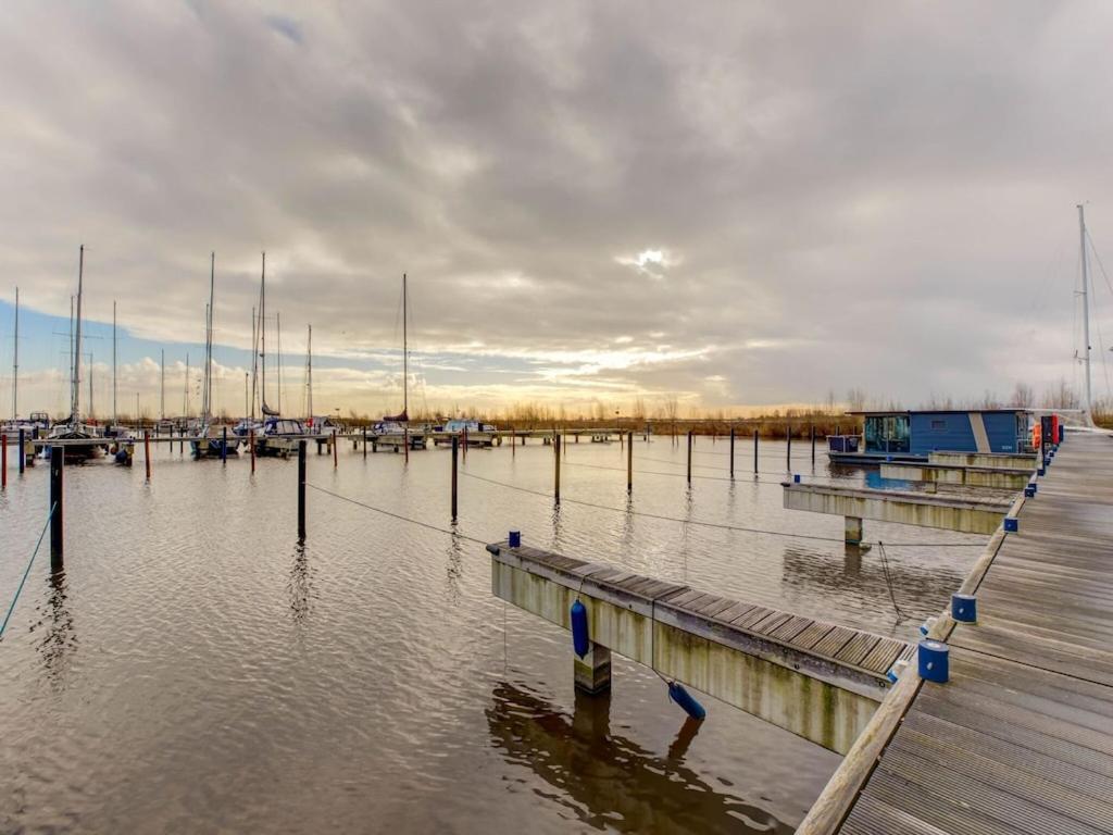 Modern Houseboat In Marina Of Volendam Hotel Kültér fotó