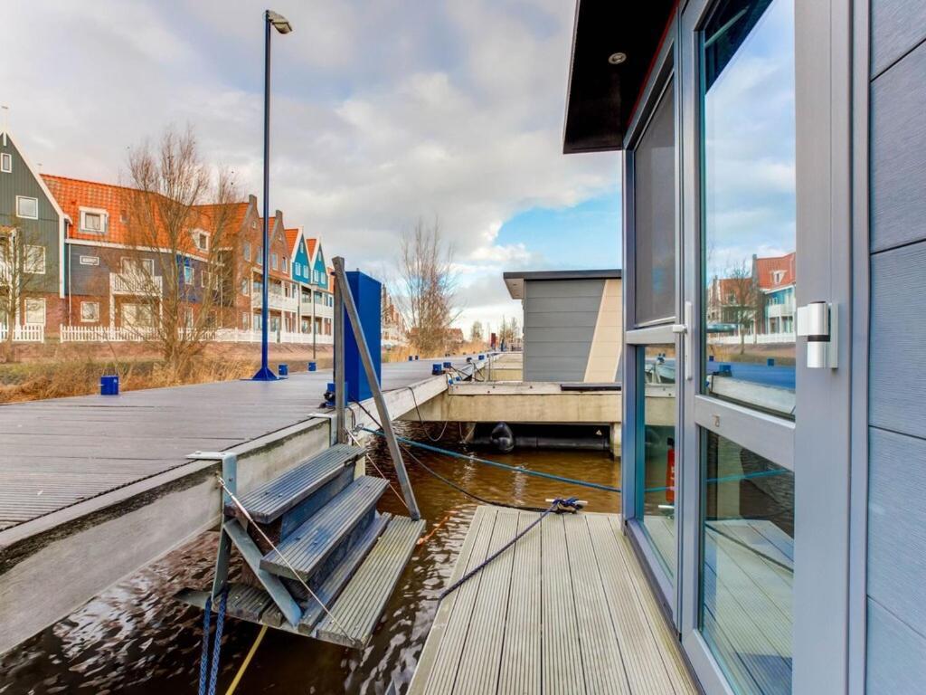 Modern Houseboat In Marina Of Volendam Hotel Kültér fotó